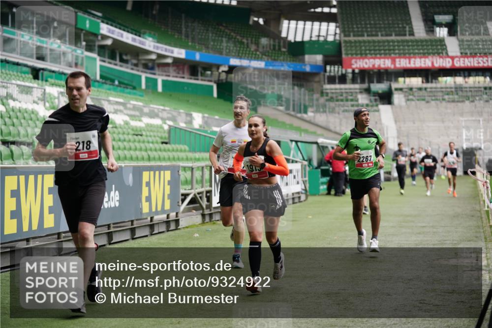 05.10.2025 - 20. swb-Marathon Bremen Michael Burmester http://msf.ph/oto/9324922 05.10.2025 12:33:07 Laufen im Stadion 121, 218, 363, 369, 650, 664, 746, 850, 908, 1494, 1617, 1889, 1913, 1928, 2000, 2033, 2267, 2682, 4251, 6957, 8582, 569, 1093, 1665 meine-sportfotos.de