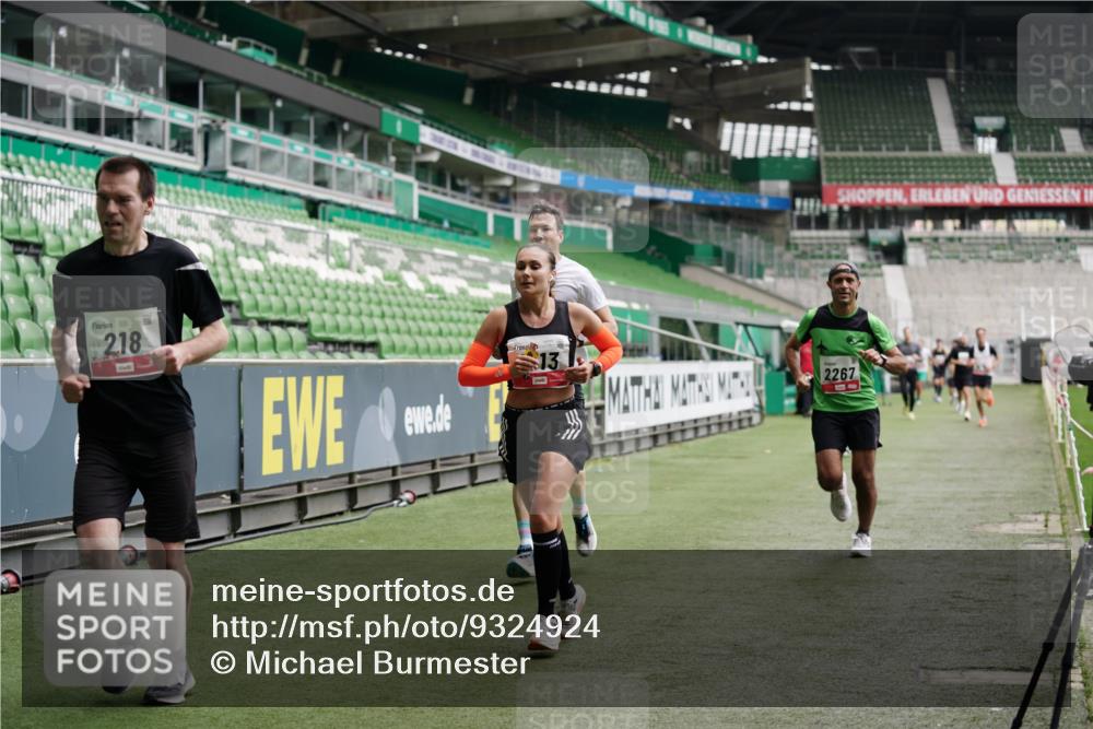 05.10.2025 - 20. swb-Marathon Bremen Michael Burmester http://msf.ph/oto/9324924 05.10.2025 12:33:08 Laufen im Stadion 121, 218, 363, 369, 650, 664, 746, 850, 908, 1494, 1617, 1889, 1913, 1928, 2000, 2033, 2267, 2682, 4251, 6957, 8582, 569, 1093, 1665 meine-sportfotos.de
