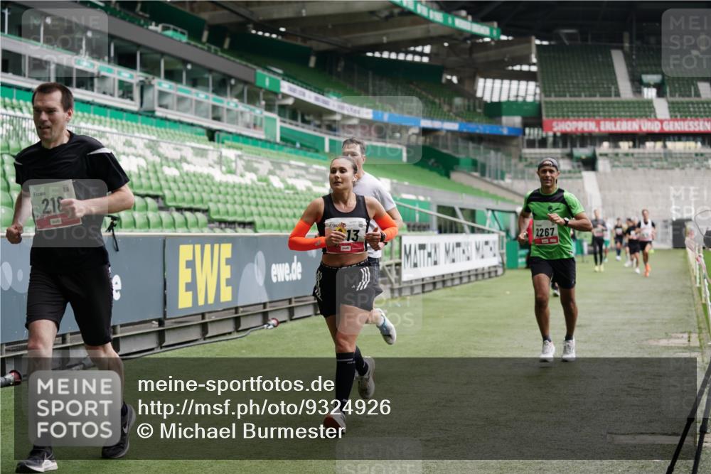 05.10.2025 - 20. swb-Marathon Bremen Michael Burmester http://msf.ph/oto/9324926 05.10.2025 12:33:08 Laufen im Stadion 121, 218, 363, 369, 650, 664, 746, 850, 908, 1494, 1617, 1889, 1913, 1928, 2000, 2033, 2267, 2682, 4251, 6957, 8582, 569, 1093, 1665 meine-sportfotos.de
