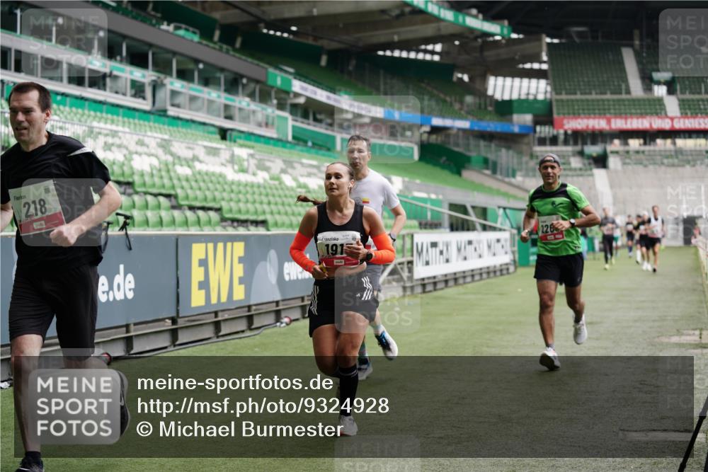 05.10.2025 - 20. swb-Marathon Bremen Michael Burmester http://msf.ph/oto/9324928 05.10.2025 12:33:08 Laufen im Stadion 121, 218, 363, 369, 650, 664, 746, 850, 908, 1494, 1617, 1889, 1913, 1928, 2000, 2033, 2267, 2682, 4251, 6957, 8582, 569, 1093, 1665 meine-sportfotos.de
