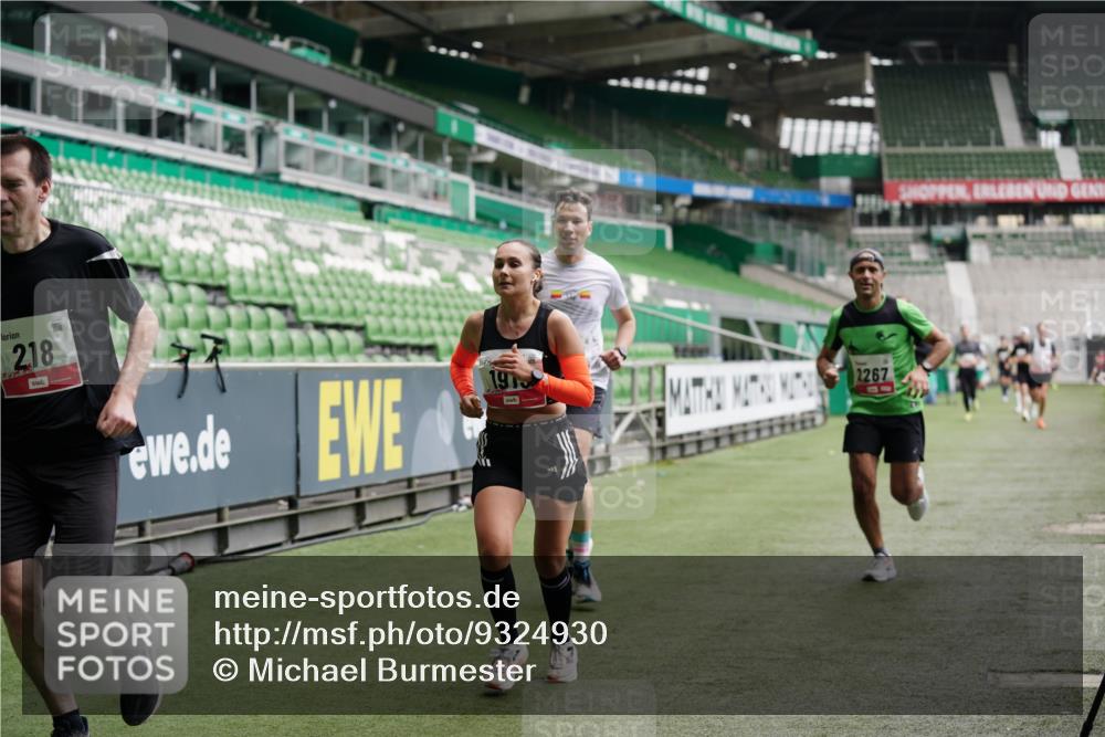 05.10.2025 - 20. swb-Marathon Bremen Michael Burmester http://msf.ph/oto/9324930 05.10.2025 12:33:08 Laufen im Stadion 121, 218, 363, 369, 650, 664, 746, 850, 908, 1494, 1617, 1889, 1913, 1928, 2000, 2033, 2267, 2682, 4251, 6957, 8582, 569, 1093, 1665 meine-sportfotos.de