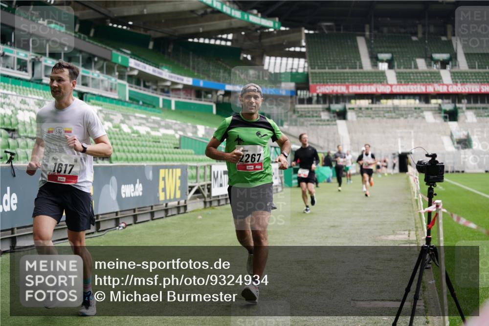 05.10.2025 - 20. swb-Marathon Bremen Michael Burmester http://msf.ph/oto/9324934 05.10.2025 12:33:09 Laufen im Stadion 121, 218, 363, 369, 650, 664, 746, 850, 908, 1372, 1494, 1617, 1889, 1913, 1928, 2000, 2033, 2267, 2682, 4251, 6957, 7259, 8582, 569, 1093, 1665 meine-sportfotos.de