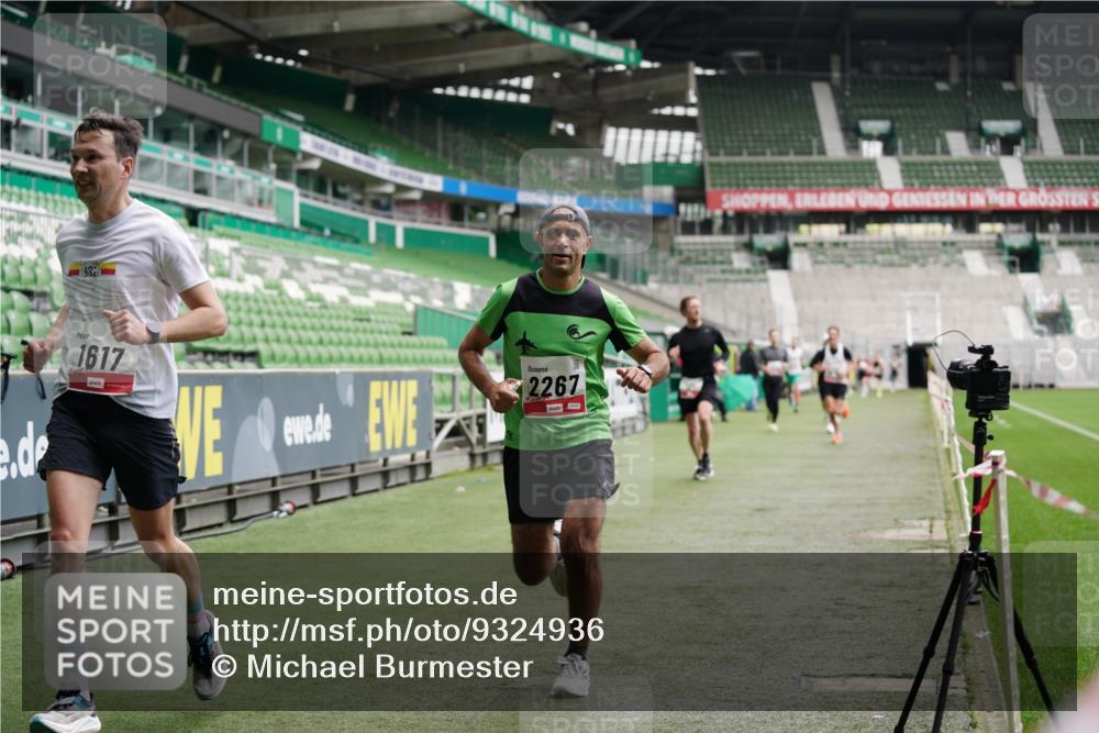 05.10.2025 - 20. swb-Marathon Bremen Michael Burmester http://msf.ph/oto/9324936 05.10.2025 12:33:09 Laufen im Stadion 121, 218, 363, 369, 650, 664, 746, 850, 908, 1372, 1494, 1617, 1889, 1913, 1928, 2000, 2033, 2267, 2682, 4251, 6957, 7259, 8582, 569, 1093, 1665 meine-sportfotos.de