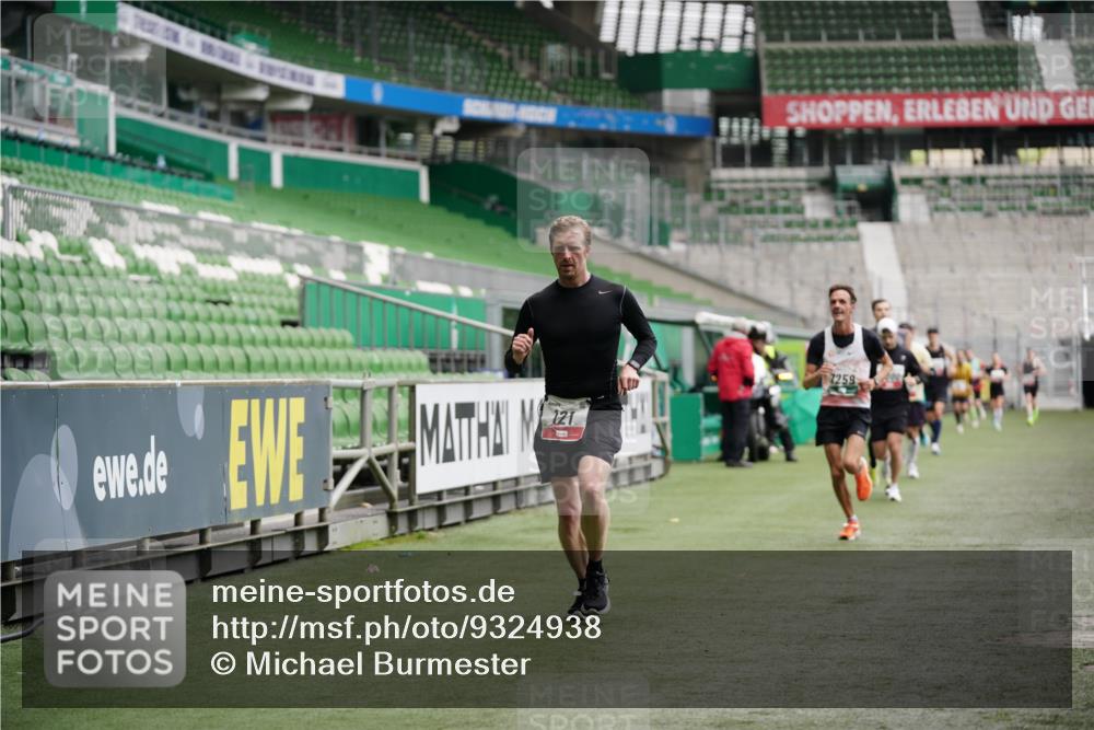 05.10.2025 - 20. swb-Marathon Bremen Michael Burmester http://msf.ph/oto/9324938 05.10.2025 12:33:11 Laufen im Stadion 121, 218, 363, 369, 650, 664, 746, 850, 908, 1070, 1372, 1494, 1617, 1889, 1913, 1928, 2000, 2033, 2267, 2682, 4251, 6957, 7259, 8582, 569, 1665 meine-sportfotos.de