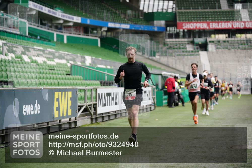 05.10.2025 - 20. swb-Marathon Bremen Michael Burmester http://msf.ph/oto/9324940 05.10.2025 12:33:11 Laufen im Stadion 121, 218, 363, 369, 650, 664, 746, 850, 908, 1070, 1372, 1494, 1617, 1889, 1913, 1928, 2000, 2033, 2267, 2682, 4251, 6957, 7259, 8582, 569, 1665 meine-sportfotos.de