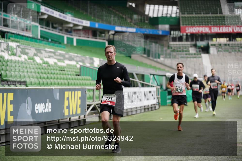 05.10.2025 - 20. swb-Marathon Bremen Michael Burmester http://msf.ph/oto/9324942 05.10.2025 12:33:12 Laufen im Stadion 121, 218, 363, 369, 650, 664, 746, 850, 908, 1070, 1372, 1494, 1617, 1889, 1913, 1928, 2000, 2033, 2267, 2682, 4251, 6957, 7259, 8582, 569, 1665 meine-sportfotos.de