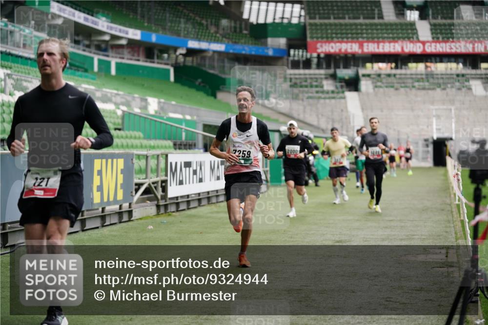 05.10.2025 - 20. swb-Marathon Bremen Michael Burmester http://msf.ph/oto/9324944 05.10.2025 12:33:14 Laufen im Stadion 121, 218, 307, 363, 369, 650, 664, 746, 850, 1070, 1372, 1494, 1617, 1889, 1913, 1928, 2000, 2033, 2267, 2682, 4251, 6957, 7259, 8582, 664, 908 meine-sportfotos.de