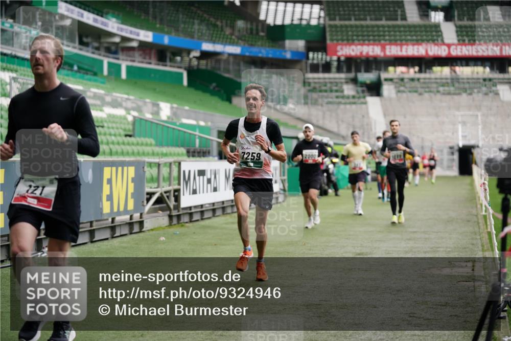 05.10.2025 - 20. swb-Marathon Bremen Michael Burmester http://msf.ph/oto/9324946 05.10.2025 12:33:14 Laufen im Stadion 121, 218, 307, 363, 369, 650, 664, 746, 850, 1070, 1372, 1494, 1617, 1889, 1913, 1928, 2000, 2033, 2267, 2682, 4251, 6957, 7259, 8582, 664, 908 meine-sportfotos.de