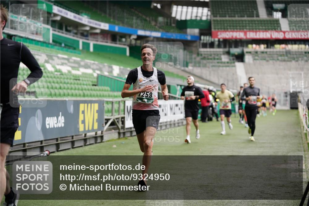 05.10.2025 - 20. swb-Marathon Bremen Michael Burmester http://msf.ph/oto/9324950 05.10.2025 12:33:14 Laufen im Stadion 121, 218, 307, 363, 369, 650, 664, 746, 850, 1070, 1372, 1494, 1617, 1889, 1913, 1928, 2000, 2033, 2267, 2682, 4251, 6957, 7259, 8582, 664, 908 meine-sportfotos.de