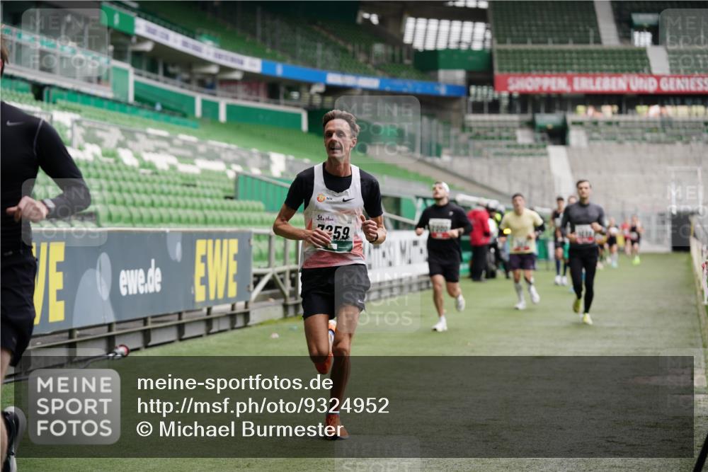 05.10.2025 - 20. swb-Marathon Bremen Michael Burmester http://msf.ph/oto/9324952 05.10.2025 12:33:14 Laufen im Stadion 121, 218, 307, 363, 369, 650, 664, 746, 850, 1070, 1372, 1494, 1617, 1889, 1913, 1928, 2000, 2033, 2267, 2682, 4251, 6957, 7259, 8582, 664, 908 meine-sportfotos.de