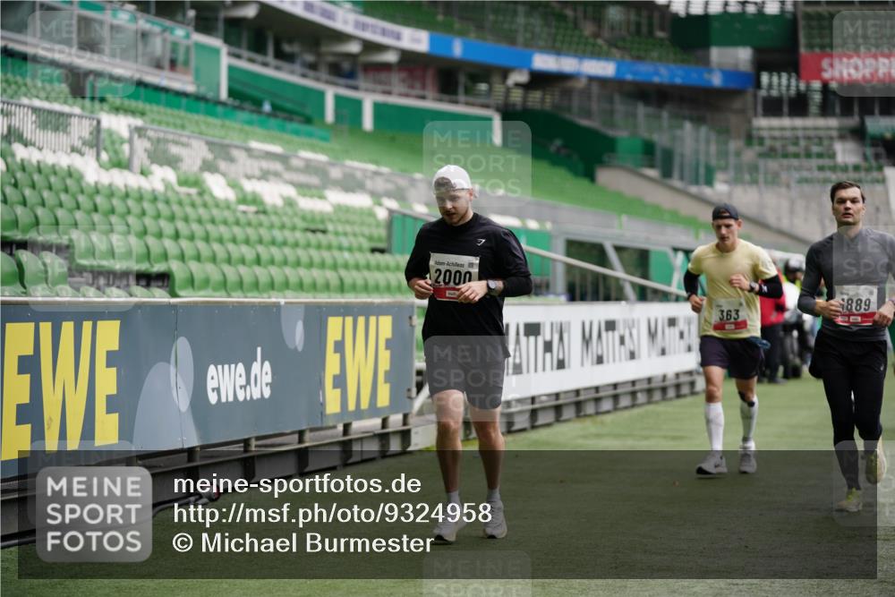 05.10.2025 - 20. swb-Marathon Bremen Michael Burmester http://msf.ph/oto/9324958 05.10.2025 12:33:17 Laufen im Stadion 121, 218, 307, 363, 369, 474, 650, 746, 850, 900, 1070, 1372, 1494, 1617, 1889, 1913, 1928, 2000, 2033, 2267, 2682, 4251, 6957, 7259, 8582, 664, 908 meine-sportfotos.de