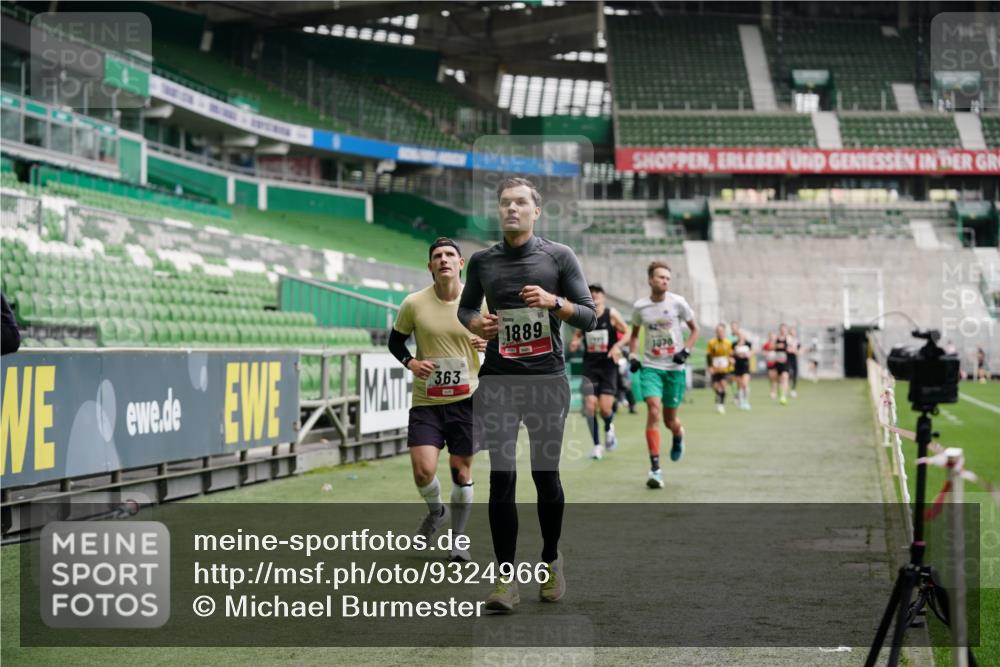 05.10.2025 - 20. swb-Marathon Bremen Michael Burmester http://msf.ph/oto/9324966 05.10.2025 12:33:19 Laufen im Stadion 121, 218, 307, 363, 369, 474, 746, 850, 900, 1070, 1360, 1372, 1494, 1617, 1889, 1913, 1928, 2000, 2033, 2267, 2682, 4251, 6957, 7259, 8582, 650, 664, 908 meine-sportfotos.de