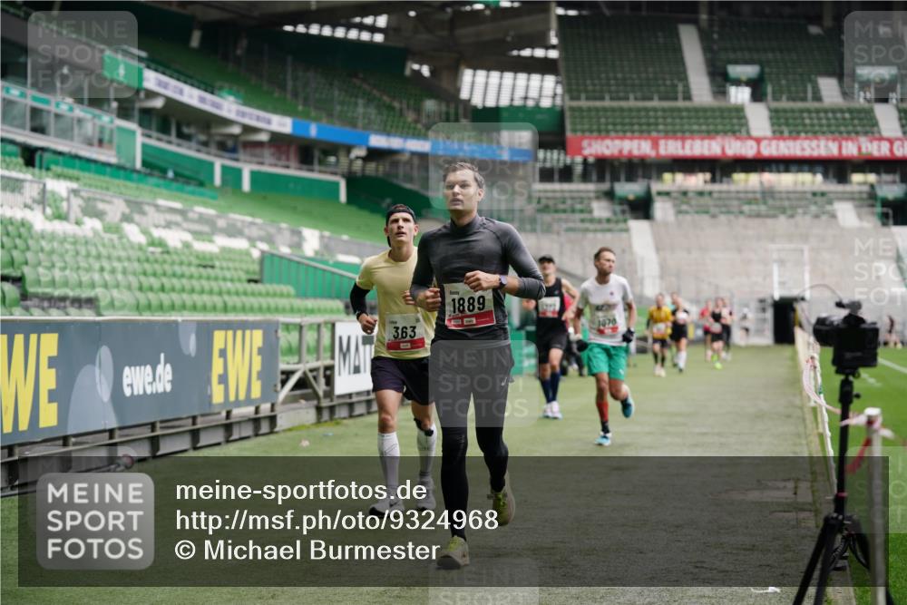 05.10.2025 - 20. swb-Marathon Bremen Michael Burmester http://msf.ph/oto/9324968 05.10.2025 12:33:19 Laufen im Stadion 121, 218, 307, 363, 369, 474, 746, 850, 900, 1070, 1360, 1372, 1494, 1617, 1889, 1913, 1928, 2000, 2033, 2267, 2682, 4251, 6957, 7259, 8582, 650, 664, 908 meine-sportfotos.de