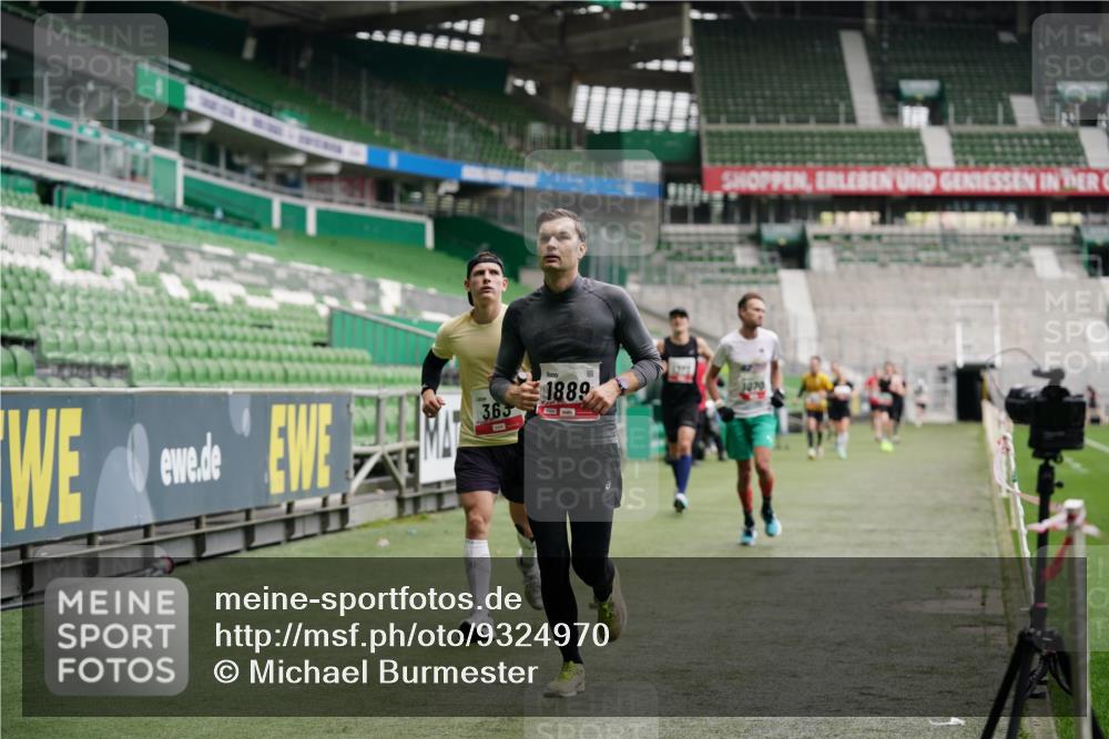 05.10.2025 - 20. swb-Marathon Bremen Michael Burmester http://msf.ph/oto/9324970 05.10.2025 12:33:19 Laufen im Stadion 121, 218, 307, 363, 369, 474, 746, 850, 900, 1070, 1360, 1372, 1494, 1617, 1889, 1913, 1928, 2000, 2033, 2267, 2682, 4251, 6957, 7259, 8582, 650, 664, 908 meine-sportfotos.de