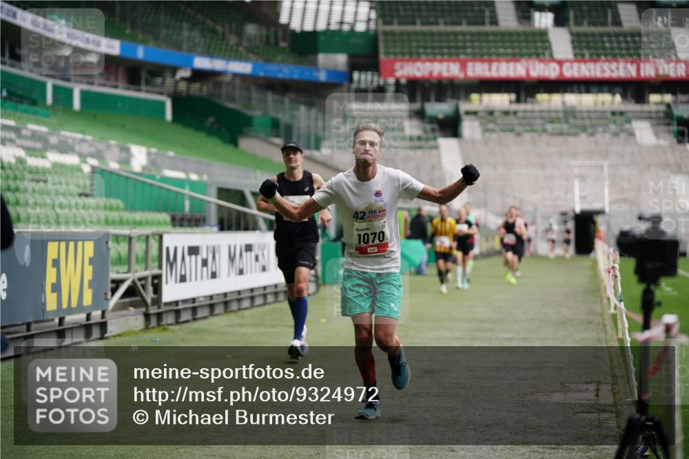 05.10.2025 - 20. swb-Marathon Bremen Michael Burmester http://msf.ph/oto/9324972 05.10.2025 12:33:21 Laufen im Stadion 121, 218, 307, 363, 369, 474, 746, 850, 900, 1070, 1360, 1372, 1494, 1617, 1889, 1913, 1928, 2000, 2033, 2267, 2682, 4251, 6957, 7259, 8582, 650, 664, 908 meine-sportfotos.de