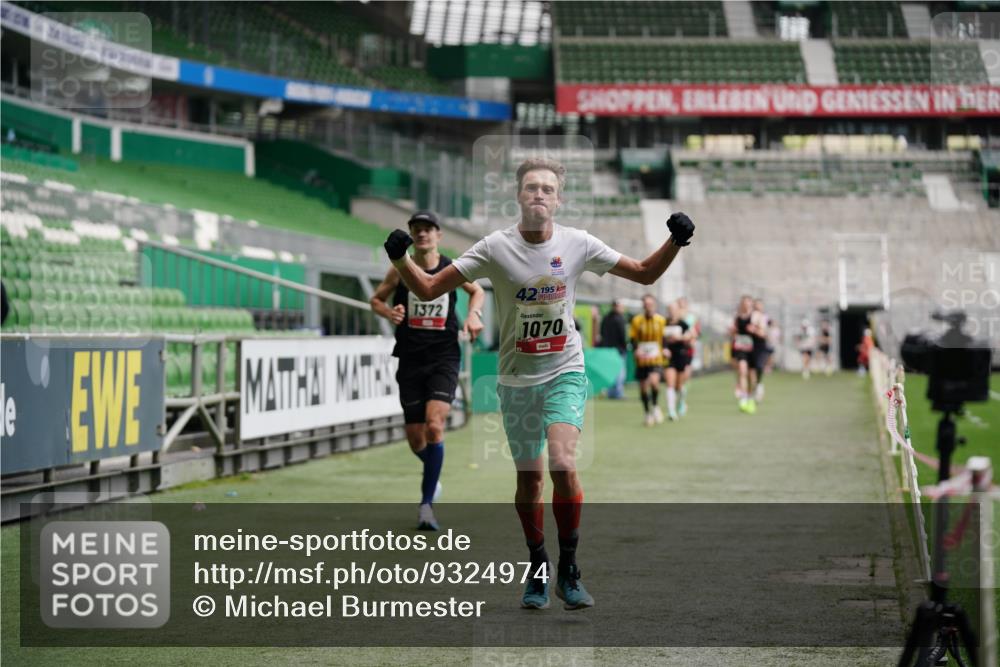 05.10.2025 - 20. swb-Marathon Bremen Michael Burmester http://msf.ph/oto/9324974 05.10.2025 12:33:21 Laufen im Stadion 121, 218, 307, 363, 369, 474, 746, 850, 900, 1070, 1360, 1372, 1494, 1617, 1889, 1913, 1928, 2000, 2033, 2267, 2682, 4251, 6957, 7259, 8582, 650, 664, 908 meine-sportfotos.de