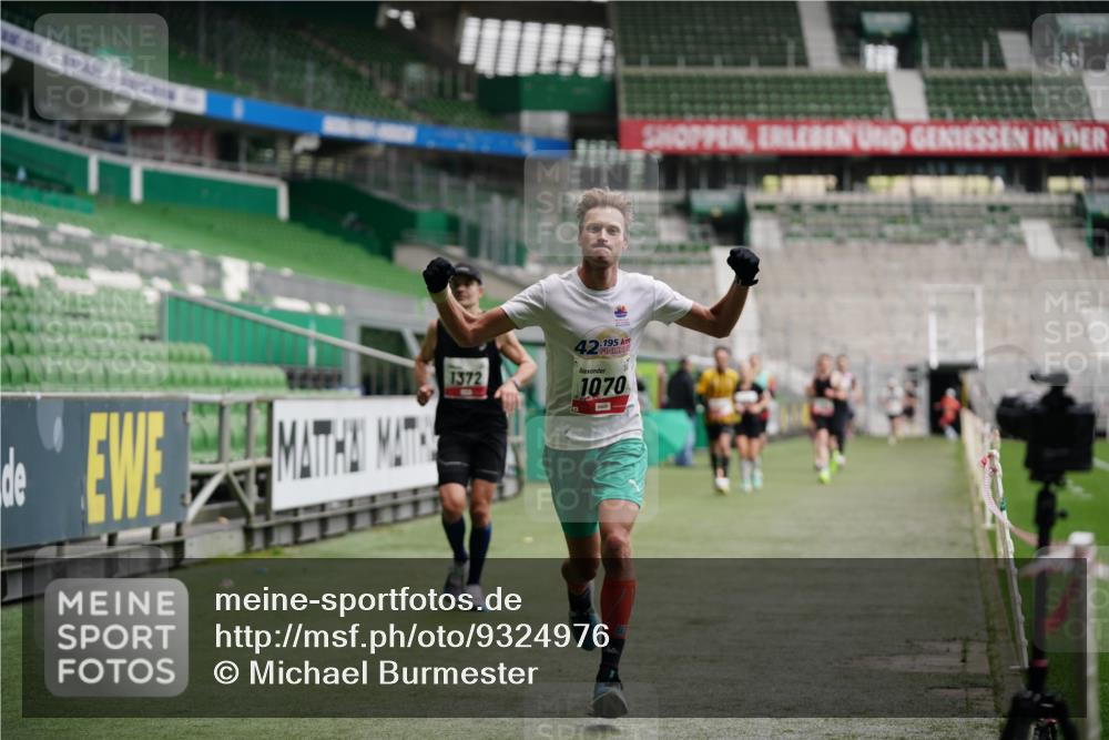 05.10.2025 - 20. swb-Marathon Bremen Michael Burmester http://msf.ph/oto/9324976 05.10.2025 12:33:21 Laufen im Stadion 121, 218, 307, 363, 369, 474, 746, 850, 900, 1070, 1360, 1372, 1494, 1617, 1889, 1913, 1928, 2000, 2033, 2267, 2682, 4251, 6957, 7259, 8582, 650, 664, 908 meine-sportfotos.de