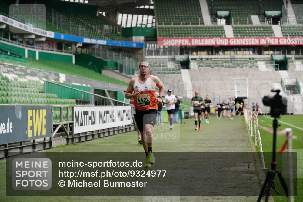 05.10.2025 - 20. swb-Marathon Bremen Michael Burmester http://msf.ph/oto/9324977 05.10.2025 12:44:02 Laufen im Stadion 288, 329, 548, 577, 706, 1196, 1992, 2092, 2249, 2967, 3435, 3580, 4369, 4422, 4631, 4867, 5014, 5287, 5495, 5908, 5988, 6224, 6385, 6912, 7373, 7816, 7834, 7949, 8030, 8275, 8593, 9095, 628, 662, 1641, 1652, 1745, 2062, 4664, 5231, 5815, 6423, 7269, 7498, 7668, 8053 meine-sportfotos.de