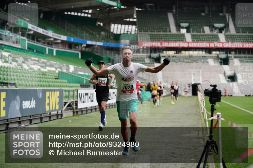 05.10.2025 - 20. swb-Marathon Bremen Michael Burmester http://msf.ph/oto/9324980 05.10.2025 12:33:22 Laufen im Stadion 121, 218, 307, 363, 369, 474, 746, 850, 900, 1070, 1360, 1372, 1494, 1617, 1889, 1913, 1928, 2000, 2033, 2267, 2682, 4251, 6957, 7259, 8582, 650, 664, 908 meine-sportfotos.de