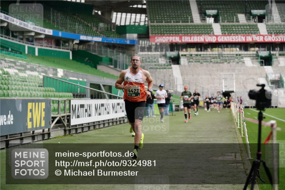 05.10.2025 - 20. swb-Marathon Bremen Michael Burmester http://msf.ph/oto/9324981 05.10.2025 12:44:02 Laufen im Stadion 288, 329, 548, 577, 706, 1196, 1992, 2092, 2249, 2967, 3435, 3580, 4369, 4422, 4631, 4867, 5014, 5287, 5495, 5908, 5988, 6224, 6385, 6912, 7373, 7816, 7834, 7949, 8030, 8275, 8593, 9095, 628, 662, 1641, 1652, 1745, 2062, 4664, 5231, 5815, 6423, 7269, 7498, 7668, 8053 meine-sportfotos.de