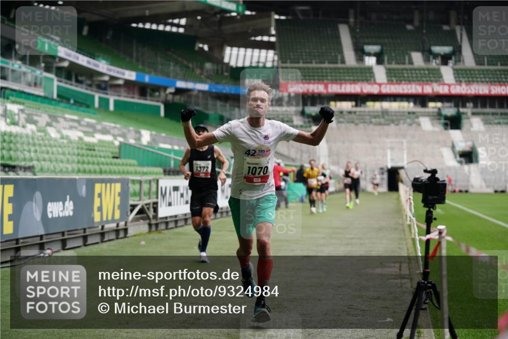 05.10.2025 - 20. swb-Marathon Bremen Michael Burmester http://msf.ph/oto/9324984 05.10.2025 12:33:22 Laufen im Stadion 121, 218, 307, 363, 369, 474, 746, 850, 900, 1070, 1360, 1372, 1494, 1617, 1889, 1913, 1928, 2000, 2033, 2267, 2682, 4251, 6957, 7259, 8582, 650, 664, 908 meine-sportfotos.de