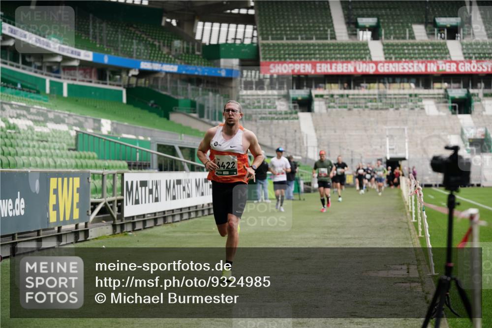 05.10.2025 - 20. swb-Marathon Bremen Michael Burmester http://msf.ph/oto/9324985 05.10.2025 12:44:02 Laufen im Stadion 288, 329, 548, 577, 706, 1196, 1992, 2092, 2249, 2967, 3435, 3580, 4369, 4422, 4631, 4867, 5014, 5287, 5495, 5908, 5988, 6224, 6385, 6912, 7373, 7816, 7834, 7949, 8030, 8275, 8593, 9095, 628, 662, 1641, 1652, 1745, 2062, 4664, 5231, 5815, 6423, 7269, 7498, 7668, 8053 meine-sportfotos.de