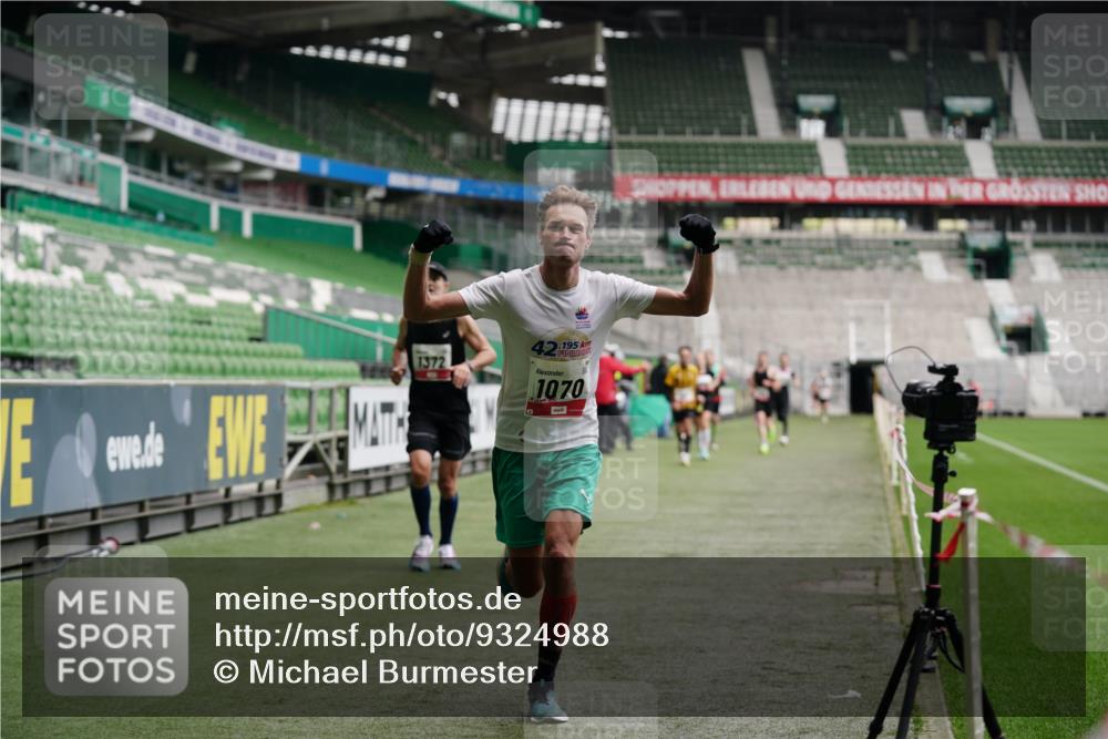 05.10.2025 - 20. swb-Marathon Bremen Michael Burmester http://msf.ph/oto/9324988 05.10.2025 12:33:22 Laufen im Stadion 121, 218, 307, 363, 369, 474, 746, 850, 900, 1070, 1360, 1372, 1494, 1617, 1889, 1913, 1928, 2000, 2033, 2267, 2682, 4251, 6957, 7259, 8582, 650, 664, 908 meine-sportfotos.de