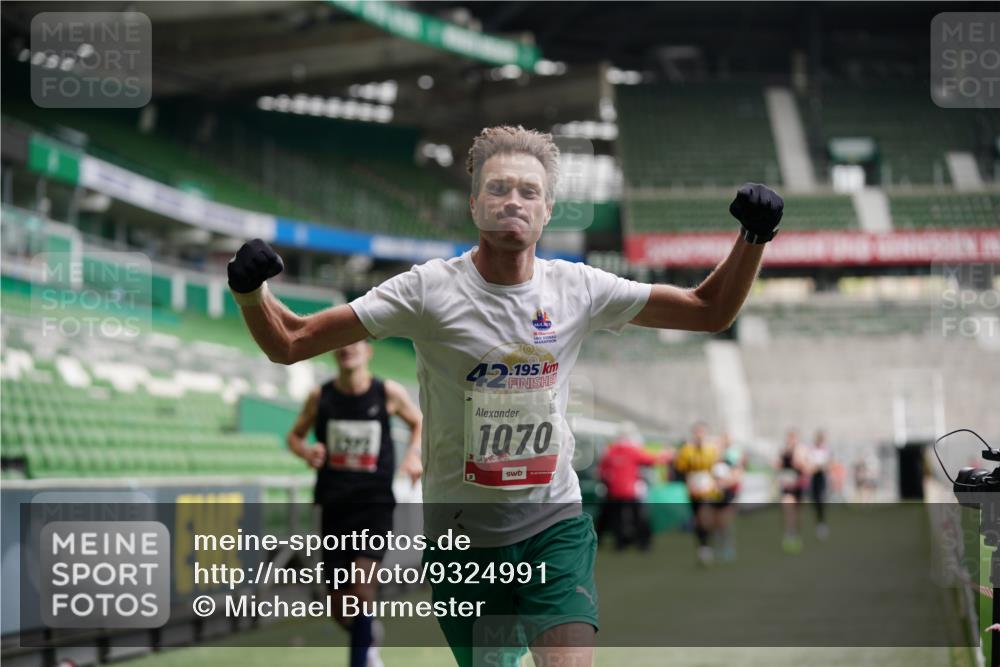 05.10.2025 - 20. swb-Marathon Bremen Michael Burmester http://msf.ph/oto/9324991 05.10.2025 12:33:23 Laufen im Stadion 121, 218, 307, 363, 369, 474, 746, 850, 900, 1070, 1360, 1372, 1494, 1617, 1889, 1913, 1928, 2000, 2033, 2267, 2682, 4251, 6957, 7259, 8582, 650, 664, 908 meine-sportfotos.de