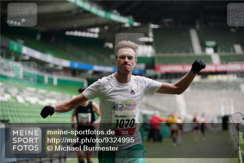 05.10.2025 - 20. swb-Marathon Bremen Michael Burmester http://msf.ph/oto/9324995 05.10.2025 12:33:23 Laufen im Stadion 121, 218, 307, 363, 369, 474, 746, 850, 900, 1070, 1360, 1372, 1494, 1617, 1889, 1913, 1928, 2000, 2033, 2267, 2682, 4251, 6957, 7259, 8582, 650, 664, 908 meine-sportfotos.de
