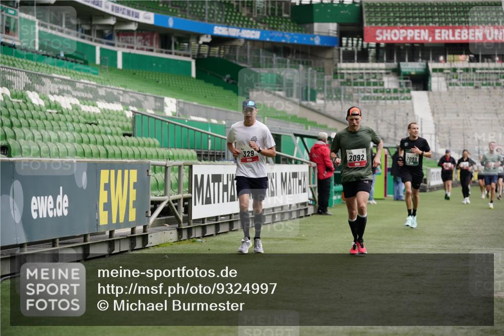 05.10.2025 - 20. swb-Marathon Bremen Michael Burmester http://msf.ph/oto/9324997 05.10.2025 12:44:09 Laufen im Stadion 288, 329, 506, 548, 706, 917, 1196, 1992, 2092, 2249, 2967, 3435, 4369, 4422, 4631, 4867, 5014, 5287, 5495, 5908, 5988, 6385, 6912, 7099, 7373, 7525, 7816, 7949, 8030, 8275, 8593, 9095, 577, 628, 1641, 1652, 1745, 3580, 5231, 5815, 6224, 6423, 7269, 7498, 7668, 7816, 7834, 8053 meine-sportfotos.de