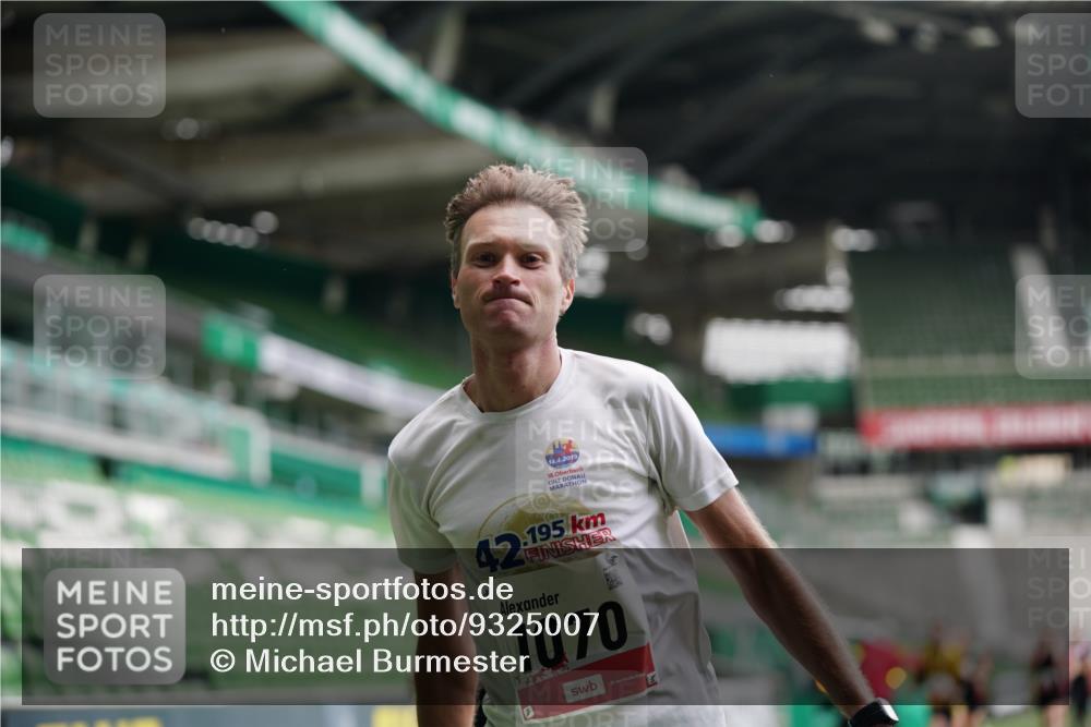 05.10.2025 - 20. swb-Marathon Bremen Michael Burmester http://msf.ph/oto/9325007 05.10.2025 12:33:23 Laufen im Stadion 121, 218, 307, 363, 369, 474, 746, 850, 900, 1070, 1360, 1372, 1494, 1617, 1889, 1913, 1928, 2000, 2033, 2267, 2682, 4251, 6957, 7259, 8582, 650, 664, 908 meine-sportfotos.de