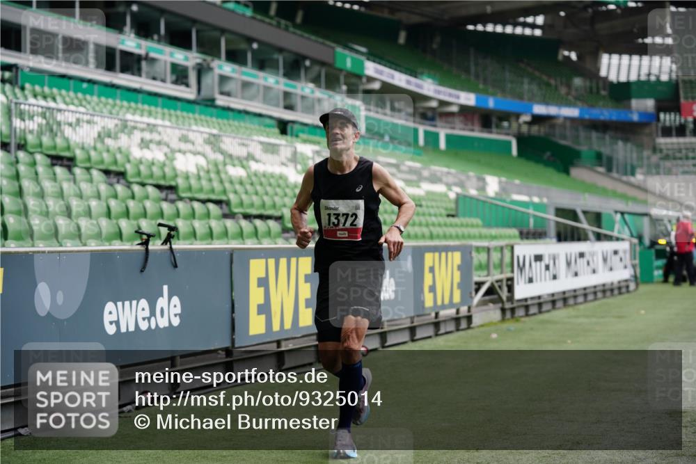 05.10.2025 - 20. swb-Marathon Bremen Michael Burmester http://msf.ph/oto/9325014 05.10.2025 12:33:24 Laufen im Stadion 121, 218, 307, 363, 369, 474, 746, 850, 900, 1070, 1360, 1372, 1494, 1617, 1889, 1913, 1928, 2000, 2033, 2267, 2682, 4251, 6957, 7259, 8582, 650, 664, 908 meine-sportfotos.de