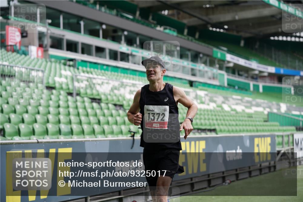 05.10.2025 - 20. swb-Marathon Bremen Michael Burmester http://msf.ph/oto/9325017 05.10.2025 12:33:25 Laufen im Stadion 121, 218, 307, 363, 369, 474, 746, 850, 900, 1070, 1360, 1372, 1494, 1617, 1889, 1913, 1928, 2000, 2033, 2267, 2682, 4251, 6957, 7259, 8582, 650, 664, 908, 2033 meine-sportfotos.de