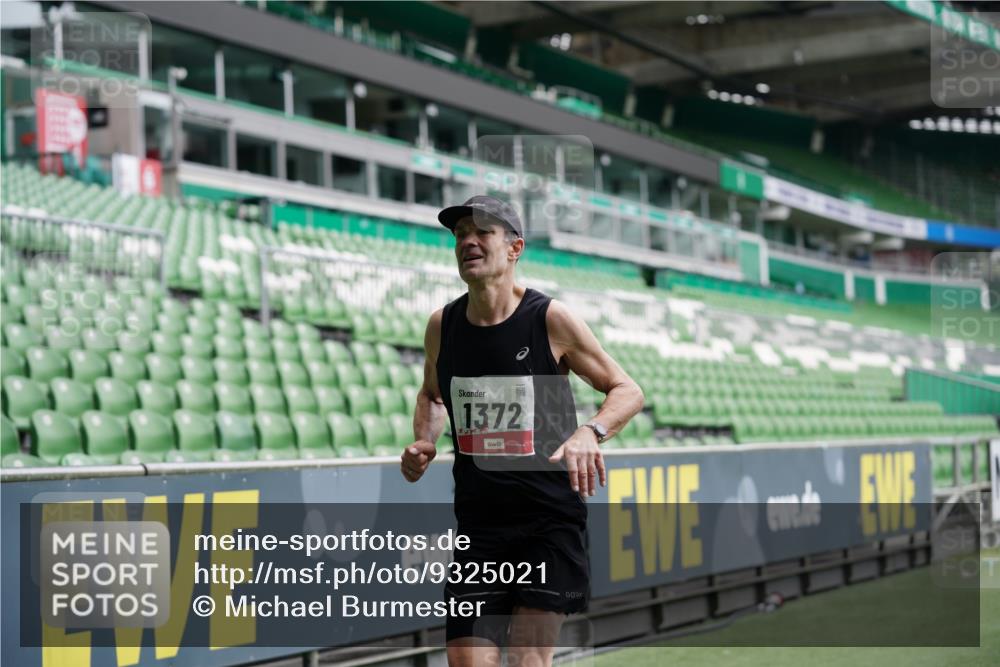 05.10.2025 - 20. swb-Marathon Bremen Michael Burmester http://msf.ph/oto/9325021 05.10.2025 12:33:25 Laufen im Stadion 121, 218, 307, 363, 369, 474, 746, 850, 900, 1070, 1360, 1372, 1494, 1617, 1889, 1913, 1928, 2000, 2033, 2267, 2682, 4251, 6957, 7259, 8582, 650, 664, 908, 2033 meine-sportfotos.de