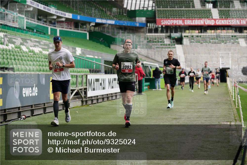 05.10.2025 - 20. swb-Marathon Bremen Michael Burmester http://msf.ph/oto/9325024 05.10.2025 12:44:11 Laufen im Stadion 288, 329, 506, 548, 706, 917, 1196, 1992, 2092, 2249, 2967, 3150, 3435, 4369, 4422, 4631, 4867, 5014, 5908, 6385, 6912, 7099, 7373, 7525, 7949, 8030, 8275, 8593, 577, 628, 1641, 1745, 3435, 3580, 4631, 4867, 5231, 5287, 5495, 5815, 5988, 6224, 6423, 6912, 7269, 7498, 7668, 7816, 7834, 8053, 8593, 9095 meine-sportfotos.de