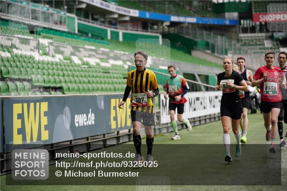 05.10.2025 - 20. swb-Marathon Bremen Michael Burmester http://msf.ph/oto/9325025 05.10.2025 12:33:30 Laufen im Stadion 121, 218, 307, 363, 369, 474, 746, 850, 900, 1070, 1360, 1372, 1494, 1617, 1889, 1913, 1928, 2000, 2267, 2682, 4251, 5640, 6957, 7259, 8550, 8582, 9046, 650, 664, 908, 2033 meine-sportfotos.de