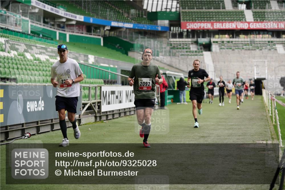 05.10.2025 - 20. swb-Marathon Bremen Michael Burmester http://msf.ph/oto/9325028 05.10.2025 12:44:11 Laufen im Stadion 288, 329, 506, 548, 706, 917, 1196, 1992, 2092, 2249, 2967, 3150, 3435, 4369, 4422, 4631, 4867, 5014, 5908, 6385, 6912, 7099, 7373, 7525, 7949, 8030, 8275, 8593, 577, 628, 1641, 1745, 3435, 3580, 4631, 4867, 5231, 5287, 5495, 5815, 5988, 6224, 6423, 6912, 7269, 7498, 7668, 7816, 7834, 8053, 8593, 9095 meine-sportfotos.de