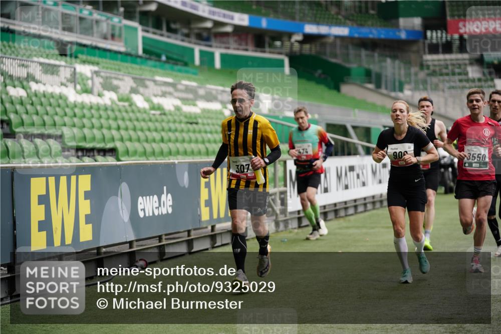 05.10.2025 - 20. swb-Marathon Bremen Michael Burmester http://msf.ph/oto/9325029 05.10.2025 12:33:30 Laufen im Stadion 121, 218, 307, 363, 369, 474, 746, 850, 900, 1070, 1360, 1372, 1494, 1617, 1889, 1913, 1928, 2000, 2267, 2682, 4251, 5640, 6957, 7259, 8550, 8582, 9046, 650, 664, 908, 2033 meine-sportfotos.de