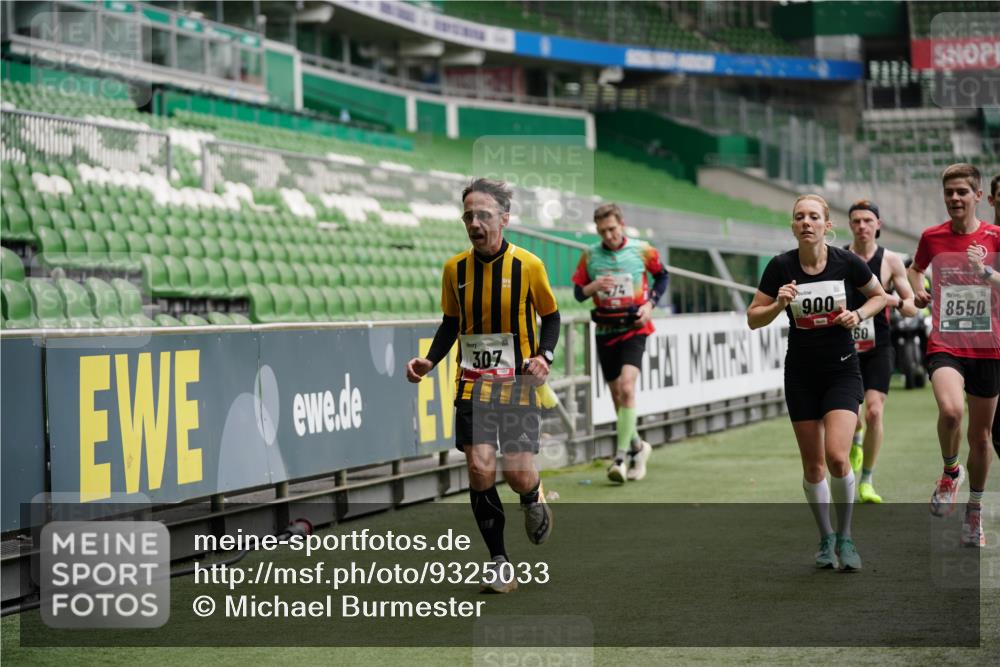 05.10.2025 - 20. swb-Marathon Bremen Michael Burmester http://msf.ph/oto/9325033 05.10.2025 12:33:30 Laufen im Stadion 121, 218, 307, 363, 369, 474, 746, 850, 900, 1070, 1360, 1372, 1494, 1617, 1889, 1913, 1928, 2000, 2267, 2682, 4251, 5640, 6957, 7259, 8550, 8582, 9046, 650, 664, 908, 2033 meine-sportfotos.de