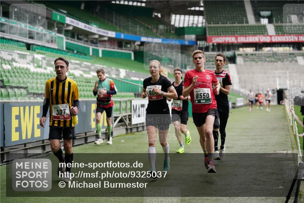 05.10.2025 - 20. swb-Marathon Bremen Michael Burmester http://msf.ph/oto/9325037 05.10.2025 12:33:32 Laufen im Stadion 121, 218, 307, 363, 369, 474, 746, 850, 900, 1070, 1360, 1372, 1494, 1617, 1889, 1913, 1928, 2000, 2267, 2682, 4251, 5640, 6957, 7259, 8550, 8582, 9046, 650, 664, 908, 2033, 2682 meine-sportfotos.de