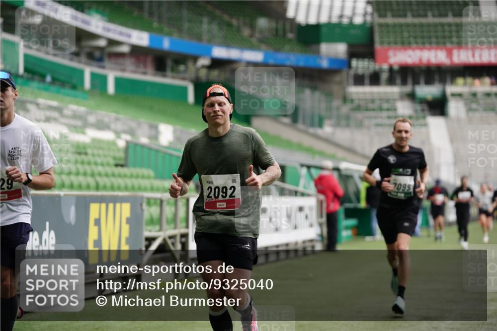 05.10.2025 - 20. swb-Marathon Bremen Michael Burmester http://msf.ph/oto/9325040 05.10.2025 12:44:12 Laufen im Stadion 288, 329, 506, 539, 548, 706, 917, 1196, 1992, 2092, 2249, 2967, 3150, 3982, 4369, 4422, 5014, 5908, 6385, 7099, 7373, 7525, 7949, 8030, 8275, 577, 628, 1641, 1745, 2967, 3435, 3580, 4369, 4631, 4867, 5231, 5287, 5495, 5815, 5988, 6224, 6385, 6423, 6912, 7269, 7498, 7668, 7816, 7834, 8053, 8593, 9095 meine-sportfotos.de