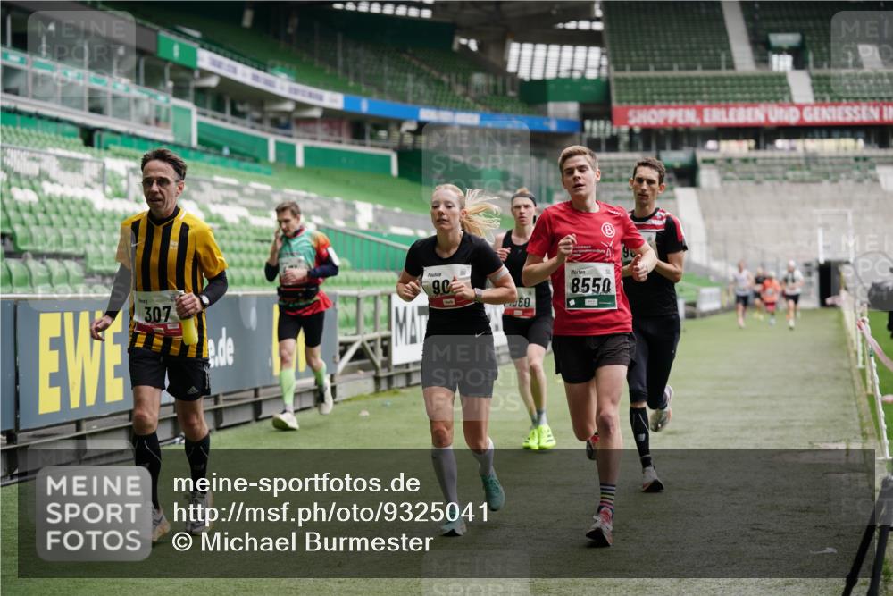 05.10.2025 - 20. swb-Marathon Bremen Michael Burmester http://msf.ph/oto/9325041 05.10.2025 12:33:32 Laufen im Stadion 121, 218, 307, 363, 369, 474, 746, 850, 900, 1070, 1360, 1372, 1494, 1617, 1889, 1913, 1928, 2000, 2267, 2682, 4251, 5640, 6957, 7259, 8550, 8582, 9046, 650, 664, 908, 2033, 2682 meine-sportfotos.de