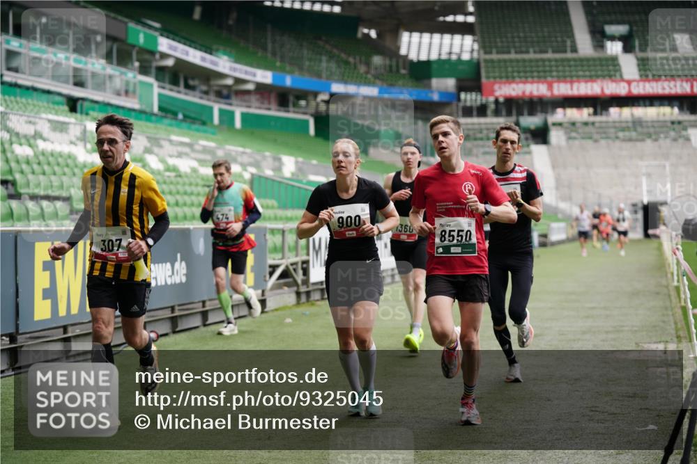 05.10.2025 - 20. swb-Marathon Bremen Michael Burmester http://msf.ph/oto/9325045 05.10.2025 12:33:32 Laufen im Stadion 121, 218, 307, 363, 369, 474, 746, 850, 900, 1070, 1360, 1372, 1494, 1617, 1889, 1913, 1928, 2000, 2267, 2682, 4251, 5640, 6957, 7259, 8550, 8582, 9046, 650, 664, 908, 2033, 2682 meine-sportfotos.de