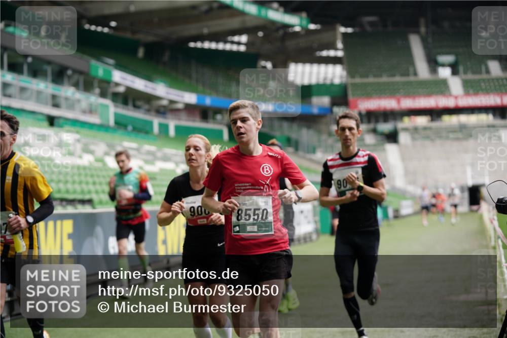 05.10.2025 - 20. swb-Marathon Bremen Michael Burmester http://msf.ph/oto/9325050 05.10.2025 12:33:32 Laufen im Stadion 121, 218, 307, 363, 369, 474, 746, 850, 900, 1070, 1360, 1372, 1494, 1617, 1889, 1913, 1928, 2000, 2267, 2682, 4251, 5640, 6957, 7259, 8550, 8582, 9046, 650, 664, 908, 2033, 2682 meine-sportfotos.de
