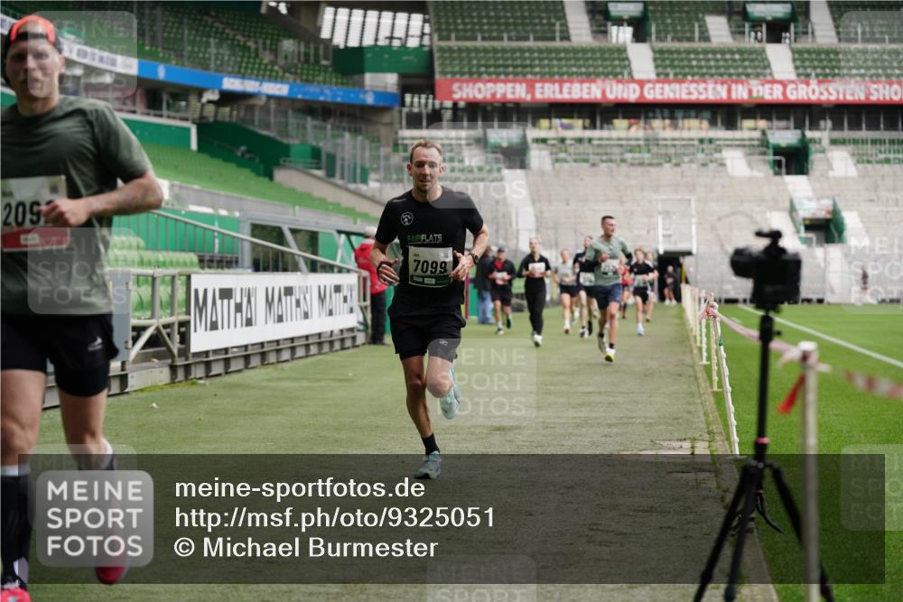 05.10.2025 - 20. swb-Marathon Bremen Michael Burmester http://msf.ph/oto/9325051 05.10.2025 12:44:14 Laufen im Stadion 288, 329, 506, 539, 548, 917, 1196, 1992, 2092, 2249, 3150, 3982, 4422, 5014, 5908, 7099, 7373, 7525, 7949, 8030, 8275, 577, 628, 706, 1641, 1745, 2967, 3435, 3580, 4369, 4631, 4867, 5287, 5495, 5815, 5988, 6224, 6385, 6912, 7269, 7668, 7816, 7834, 8593, 9095 meine-sportfotos.de