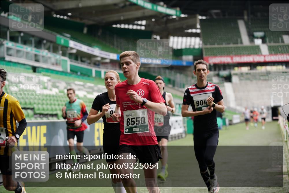 05.10.2025 - 20. swb-Marathon Bremen Michael Burmester http://msf.ph/oto/9325054 05.10.2025 12:33:32 Laufen im Stadion 121, 218, 307, 363, 369, 474, 746, 850, 900, 1070, 1360, 1372, 1494, 1617, 1889, 1913, 1928, 2000, 2267, 2682, 4251, 5640, 6957, 7259, 8550, 8582, 9046, 650, 664, 908, 2033, 2682 meine-sportfotos.de
