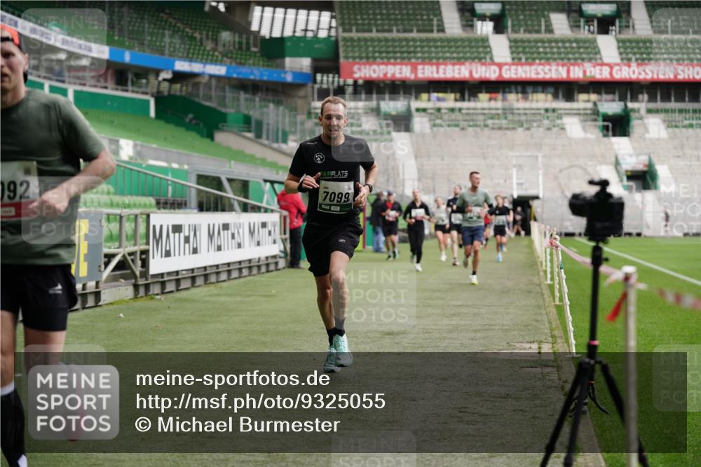 05.10.2025 - 20. swb-Marathon Bremen Michael Burmester http://msf.ph/oto/9325055 05.10.2025 12:44:14 Laufen im Stadion 288, 329, 506, 539, 548, 917, 1196, 1992, 2092, 2249, 3150, 3982, 4422, 5014, 5908, 7099, 7373, 7525, 7949, 8030, 8275, 577, 628, 706, 1641, 1745, 2967, 3435, 3580, 4369, 4631, 4867, 5287, 5495, 5815, 5988, 6224, 6385, 6912, 7269, 7668, 7816, 7834, 8593, 9095 meine-sportfotos.de