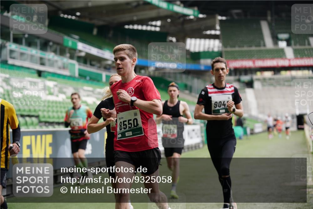 05.10.2025 - 20. swb-Marathon Bremen Michael Burmester http://msf.ph/oto/9325058 05.10.2025 12:33:33 Laufen im Stadion 121, 218, 307, 363, 369, 474, 746, 850, 900, 1070, 1360, 1372, 1494, 1617, 1889, 1913, 1928, 2000, 2267, 4251, 5640, 6957, 7259, 8550, 8582, 9046, 650, 664, 908, 2033, 2682 meine-sportfotos.de