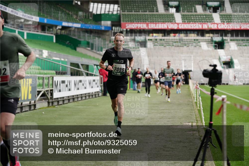 05.10.2025 - 20. swb-Marathon Bremen Michael Burmester http://msf.ph/oto/9325059 05.10.2025 12:44:14 Laufen im Stadion 288, 329, 506, 539, 548, 917, 1196, 1992, 2092, 2249, 3150, 3982, 4422, 5014, 5908, 7099, 7373, 7525, 7949, 8030, 8275, 577, 628, 706, 1641, 1745, 2967, 3435, 3580, 4369, 4631, 4867, 5287, 5495, 5815, 5988, 6224, 6385, 6912, 7269, 7668, 7816, 7834, 8593, 9095 meine-sportfotos.de
