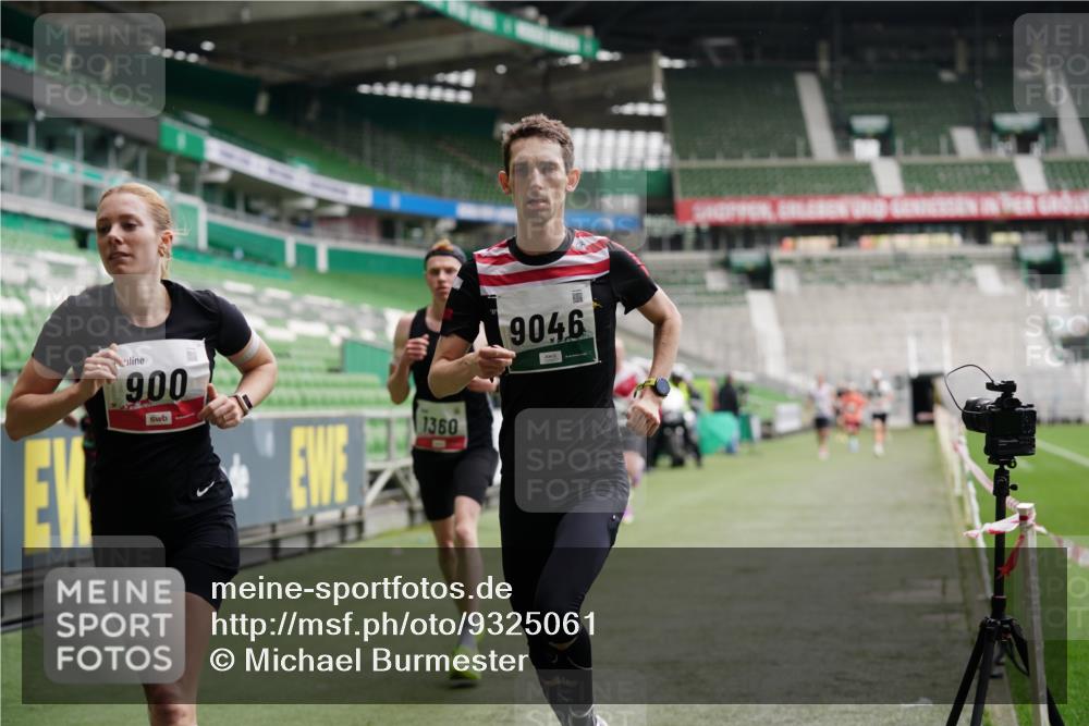 05.10.2025 - 20. swb-Marathon Bremen Michael Burmester http://msf.ph/oto/9325061 05.10.2025 12:33:33 Laufen im Stadion 121, 218, 307, 363, 369, 474, 746, 850, 900, 1070, 1360, 1372, 1494, 1617, 1889, 1913, 1928, 2000, 2267, 4251, 5640, 6957, 7259, 8550, 8582, 9046, 650, 664, 908, 2033, 2682 meine-sportfotos.de